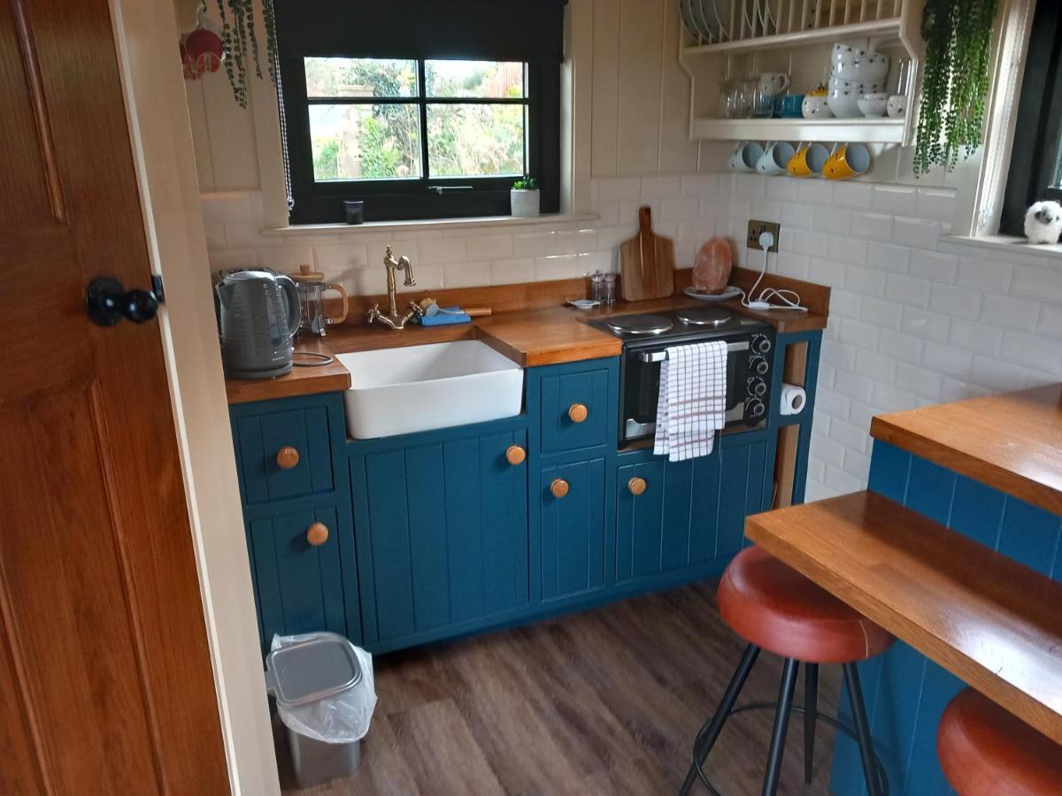 Delightful Shepherds Hut Уестпорт Екстериор снимка