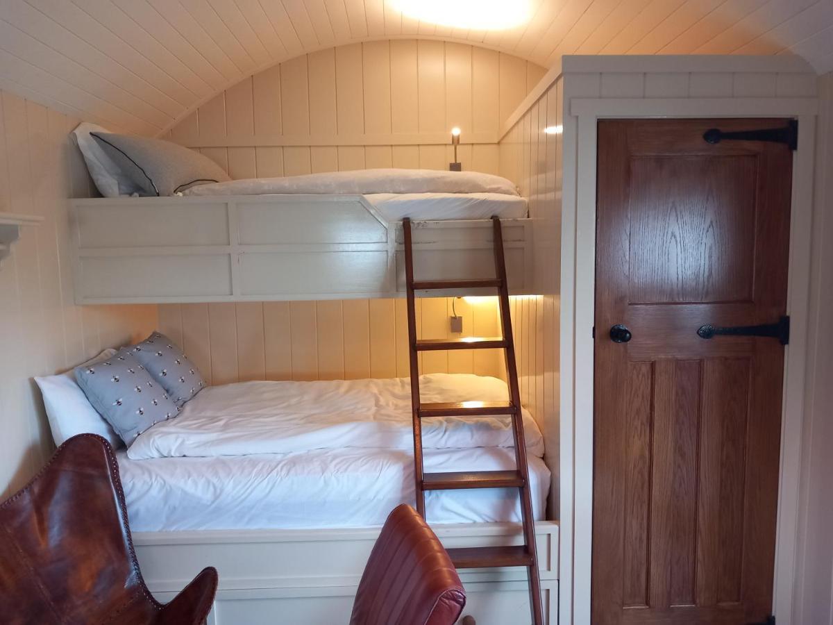 Delightful Shepherds Hut Уестпорт Екстериор снимка