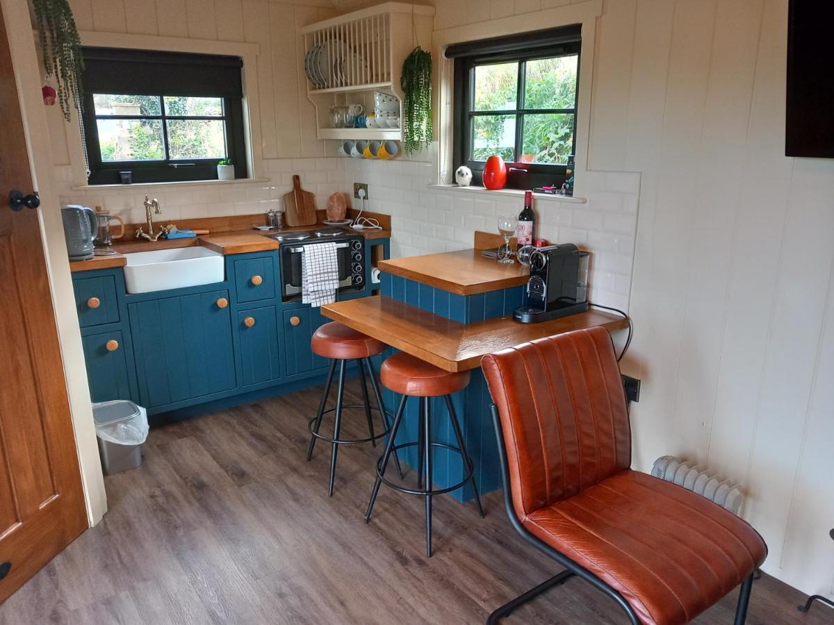 Delightful Shepherds Hut Уестпорт Екстериор снимка